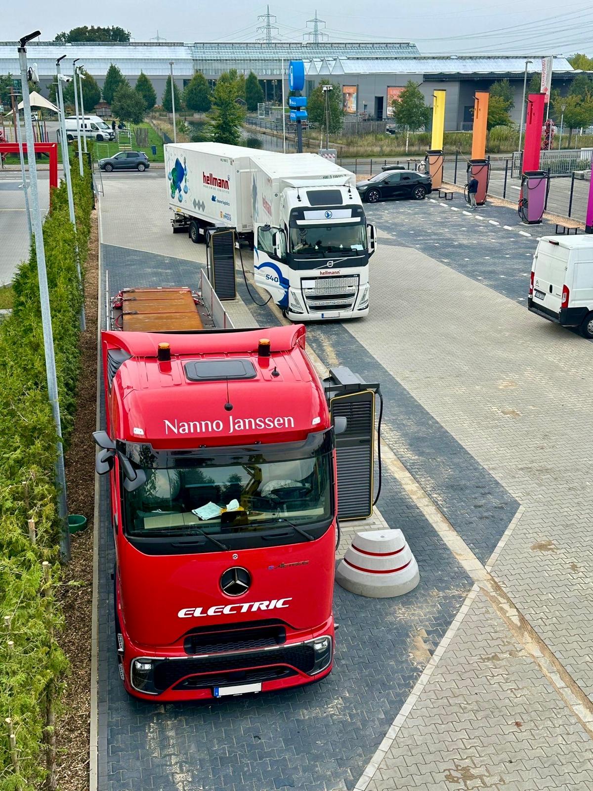 Mercedes eActros lädt am Tekton Charger Emsbüren